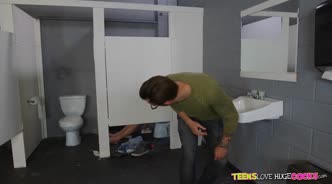 Брюнетка в трусиках сосет большой член через дырку в стене