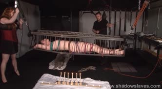 Девушку в клетке трахает группа парней