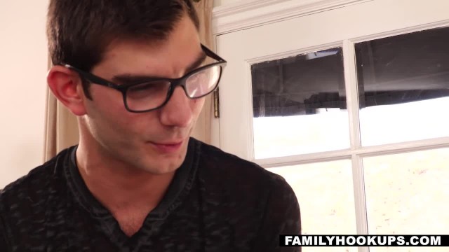 Девушка развела массажиста на секс, присев на его пенис