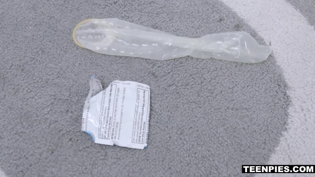 Грудастая молодка занимается сексом в светлой комнате