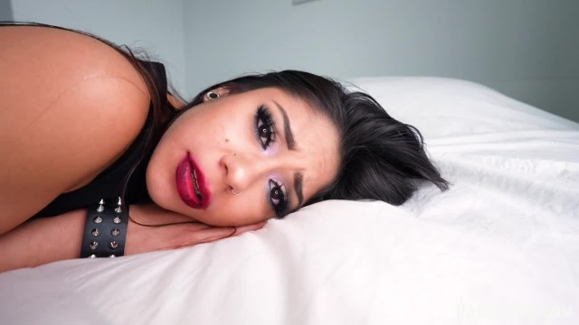 Длинноволосой телочке кончают на лицо после секса от первого лица