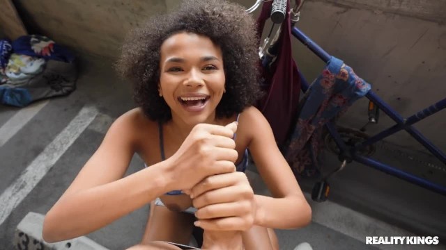 Парень уговорил симпатичную телочку на быстрый секс в подъезде