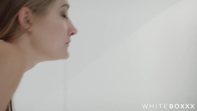 Лижет блондинке и нежно трахает в анал