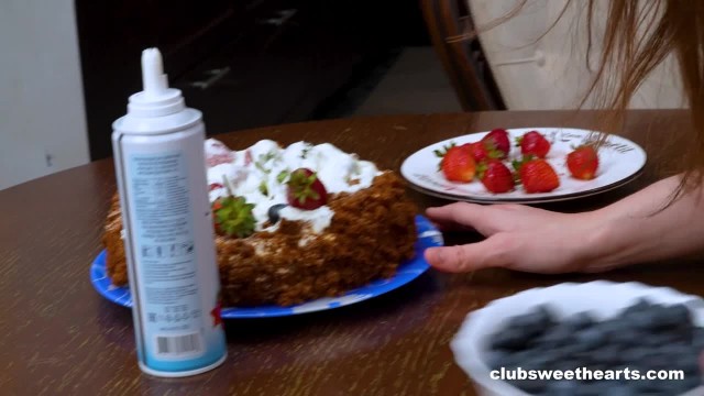 Лесби отметили выпечку нежными ласками