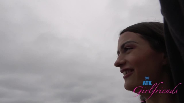 Горячее свидание на пляже и секс в машине с брюнеткой