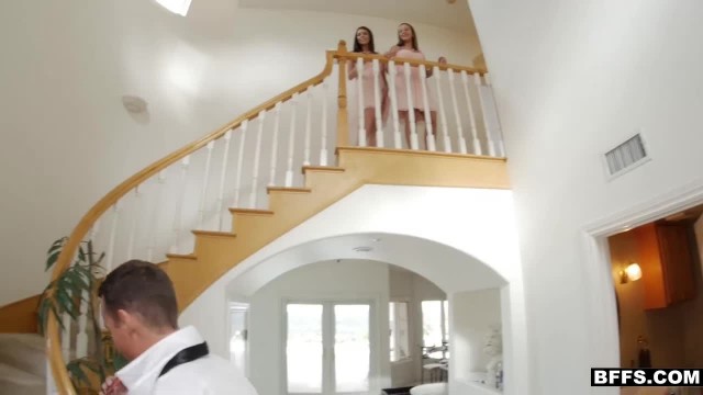 Парень трахает красивых ненастных девушек в сексуальном белье